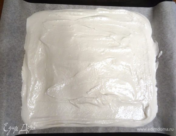 Массу выложить ровным слоем на застеленный пекарской бумагой противень и подсушить в духовке, разогретой до 100°С около 1 часа. Можно слегка приоткрыть дверку духовки.  