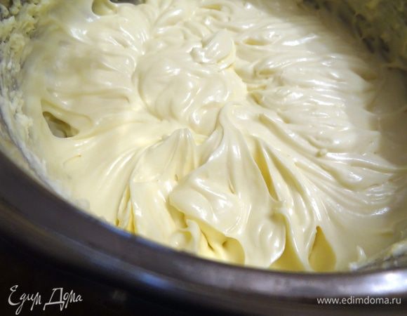 Постепенно добавлять по ложке сгущенное молоко. В конце добавить щепотку ванилина и ложку любого крепкого алкоголя, у меня ром. 