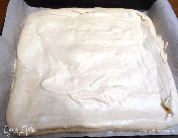 После выключения духовки дверку открыть полностью и дать меренге остыть. Меренга получается с хрустящими краями и тягучей серединкой. 