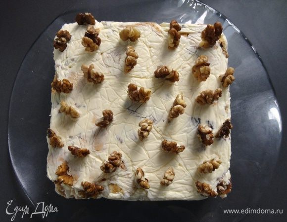 Перевернуть форму на блюдо и снять пленку. Сверху украсить орехами. (Можно и не украшать, получится модный «голый» торт :))