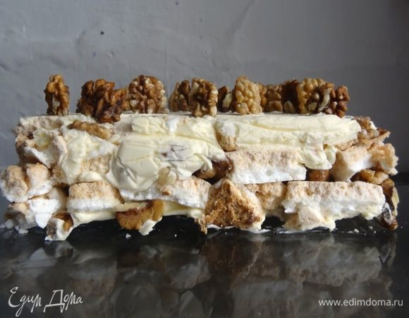 Разные по структуре кусочки меренги добавляют торту своеобразный вкус, а орехи приятно оттеняют сладость сливочного крема.