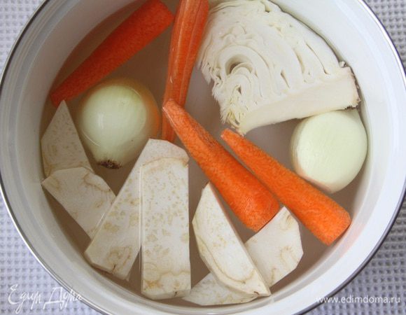 В кастрюлю налить 2 л воды, положить овощи: лук, морковь, корень сельдерея, капусту. Вес овощей не даю — тут все произвольно.