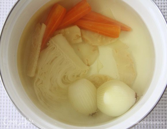 Сварить овощной бульон.