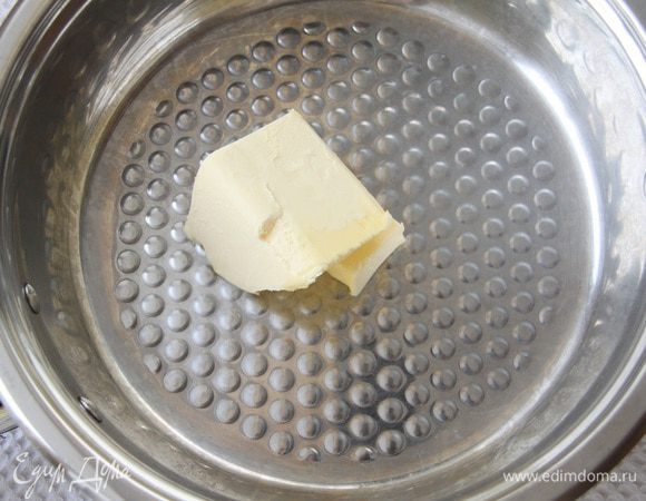 В сотейнике с толстым дном разогреть 100 г сливочного масла.