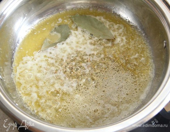 Добавить 2 ч. л. семян фенхеля, обжарить в течение 1 минуты. Добавить 2 лавровых листа.