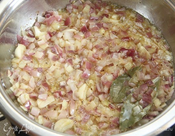 Добавить лук и чеснок к фенхелю и лавру. Обжаривать, помешивая, пару минут.