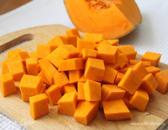 400 г тыквы нарезать кубиком.