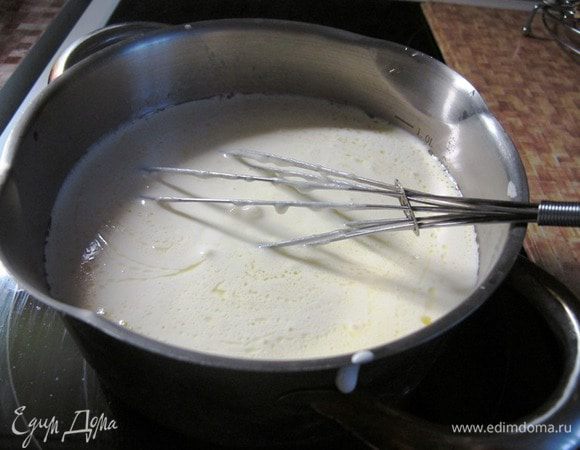 Просеиваем муку, слегка подогреваем молоко «Домик в деревне», примерно до 45–50°С. Добавляем в теплое молоко соль, сахар, соду. Перемешиваем. Добавляем яйца, масло растительное. Все тщательно перемешиваем, слегка взбиваем венчиком.