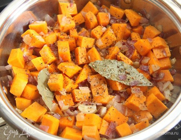 Добавить тыкву в сотейник. Обжарить пару-тройку минут. Добавить свежемолотый перец.
