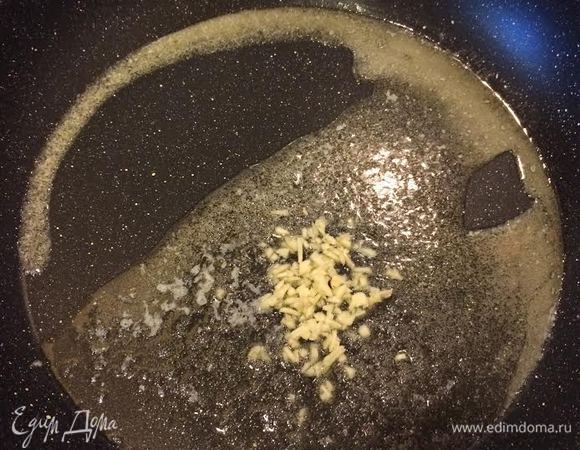 В сковороде с толстым дном разогреть масло, добавить чеснок и тушить 1 — 2 минуты.