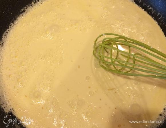 Затем уменьшить огонь, добавить сливочную смесь и, постоянно помешивая, прогреть (не доводить до кипения) соус 5 — 7 минут.