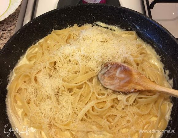 Добавить горячую пасту, сыр перемешать.