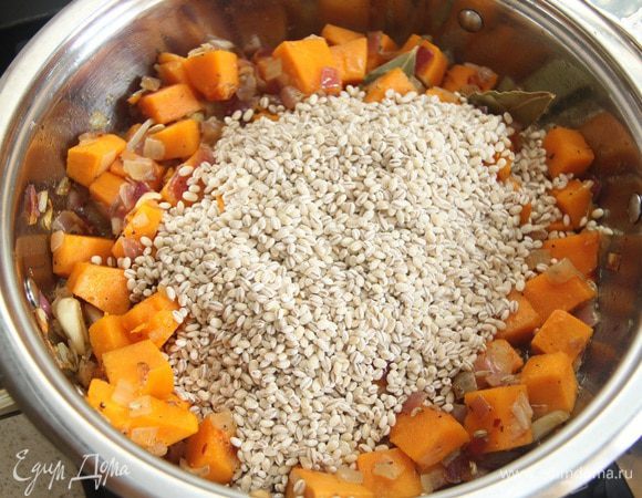 Всыпать в сотейник голландскую крупу ТМ «Националь», мешать минуту, посолить. 