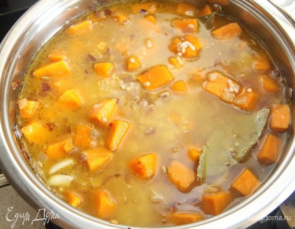 Влить примерно 1 л горячего овощного бульона, размешать, довести до кипения. Томить под крышкой минут 10. 