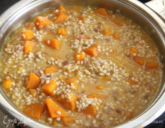 Затем готовить как ризотто, добавляя по полчашки бульона каждые 3 — 4 минуты и помешивая, пока крупа не будет готова.