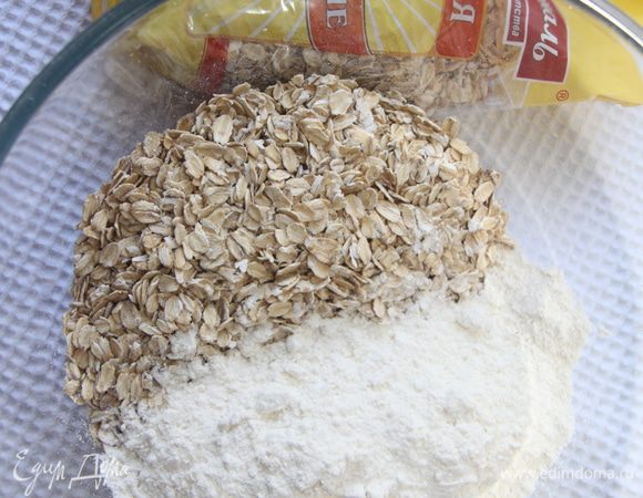 Просеять муку, добавить овсяные хлопья.