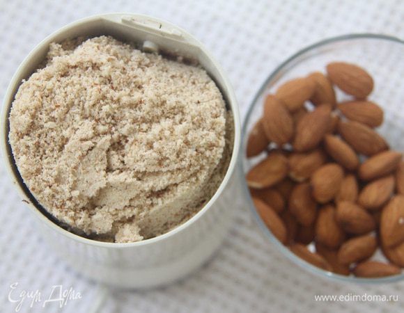 Миндаль помолоть в кофемолке.