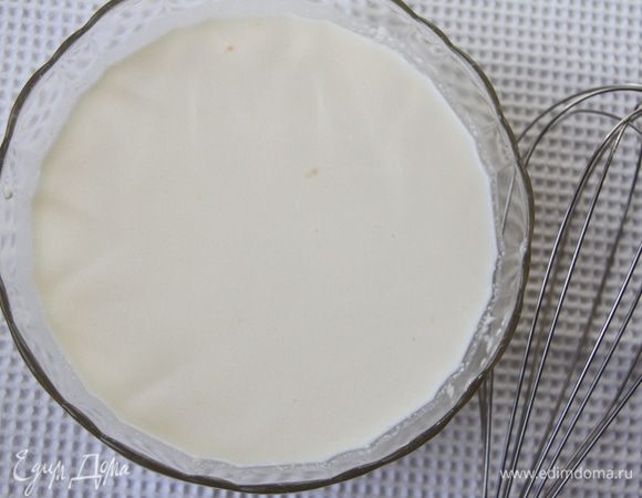 Соединить яйца, сметану и молоко.