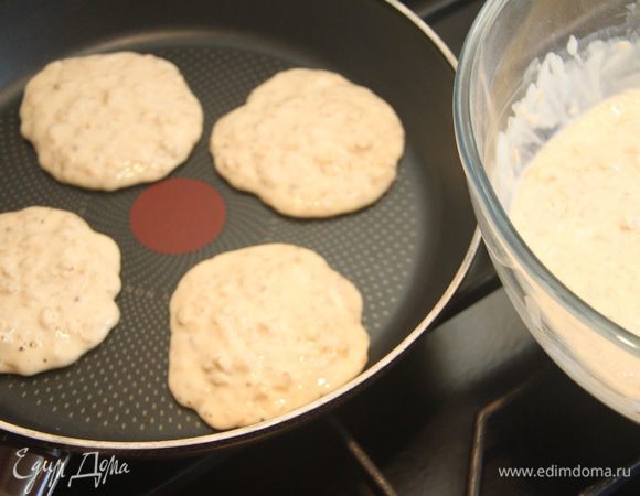 Печь панкейки на хорошо разогретой сухой сковороде.