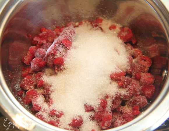 Для соуса соединить ягоды с сахаром, поставить на огонь.