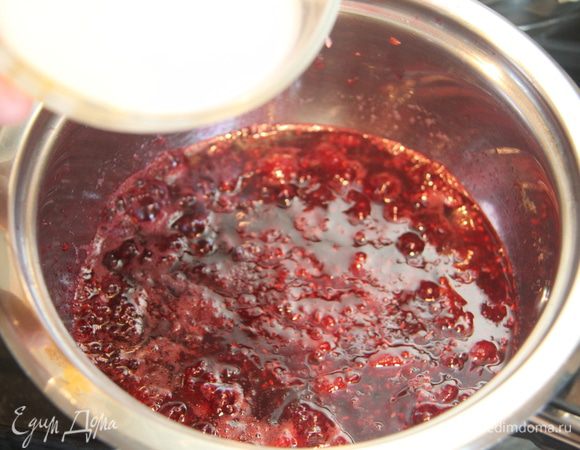 После закипания влить смесь воды и крахмала, энергично помешивая. Проварить до первой бульки.