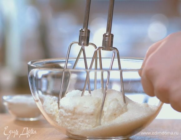 Приготовим начинку. Творог «Домик в деревне» взбить с сахаром, ванильным сахаром и щепоткой соли до однородного состояния.