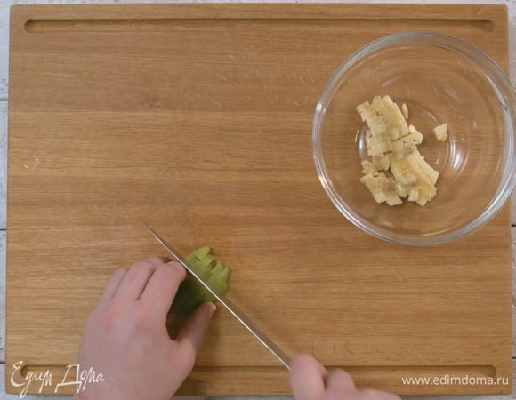 Фрукты нарезать небольшими кусочками.