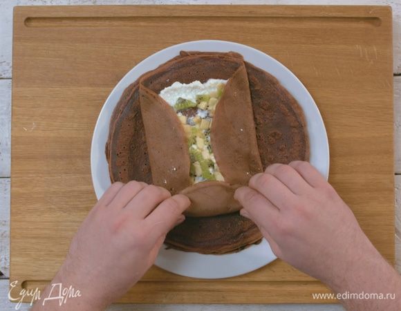 Аккуратно завернуть роллы. 