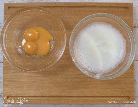 Белки отделить от желтков и взбить в крепкую пену.