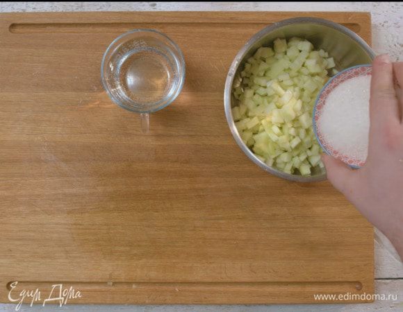 Яблоки мелко нарезать, сбрызнуть лимонным соком, выложить в сотейник, посыпать сахаром, добавить воды и варить на медленном огне 15 минут.