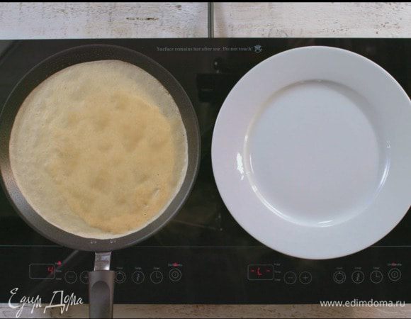 Испечь блинчики.