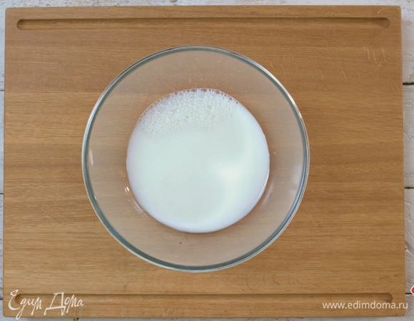 Воду и молоко «Домик в деревне» подогреть до комнатной температуры. Смешать в равном количестве.