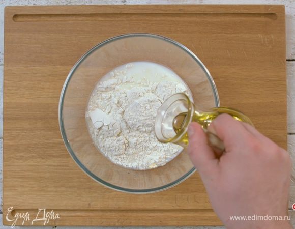 Добавить муку, растительное масло.