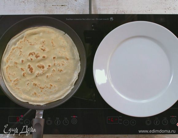 Сковороду разогреть и смазать кусочком сала. Испечь блины.