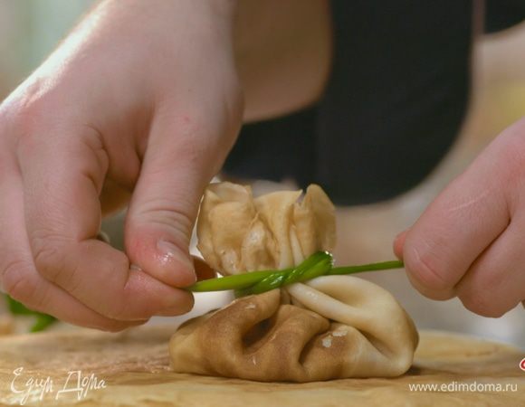 Каждый мешочек перетянуть стеблем зеленого лука. Подавайте на праздничный стол аппетитное угощение! Вкусной вам Масленицы!