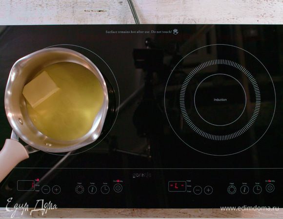 Растопить сливочное масло «Домик в деревне» и добавить к яичной смеси.