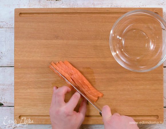 Семгу нарезать мелко.