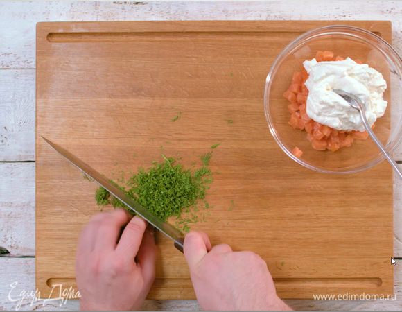 Добавить сметану «Домик в деревне», измельченный укроп.