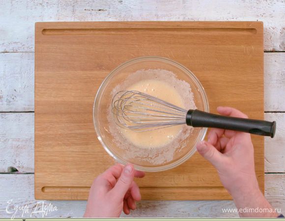 Яйцо взбить с сахаром и солью. 