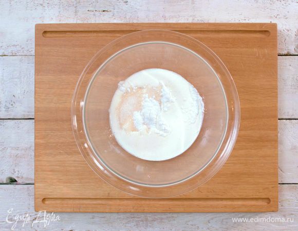 Добавить теплую воду и перемешать до получения однородной массы. Добавить оливковое масло и снова перемешать.