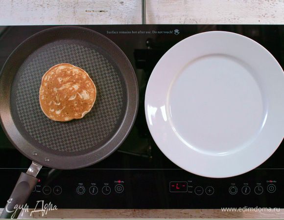 Испечь блинчики.