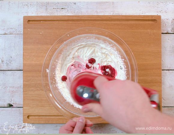 Миксером взбиваем сливки «Домик в деревне» с сахаром и ванильным сахаром в крепкую массу. Добавить вишню (предварительно разморозить и дать стечь жидкости) и все взбить.