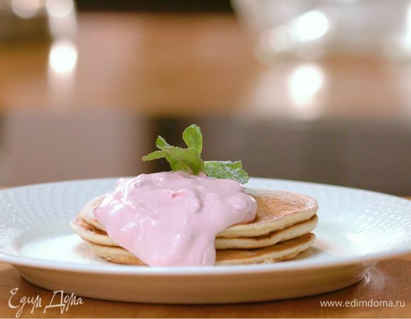 Выложить блинчики на тарелку и полить вишневым кремом. 
Вкусной Масленицы!