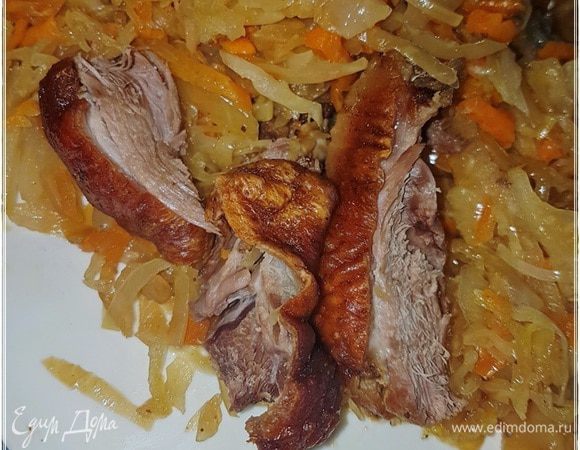 Шкурка у птички поджаристая, хрустящая! Капуста пропиталась утиным жирком, смягчилась, но все же намек на хрустявость остался, но только намек! Хотите верьте, хотите нет, хоть и просто все, но очень вкусно. Вкусно!
Ангела за трапезой!
