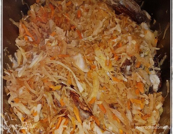 С определенного момента вид будет меняться очень быстро. Тут важно не лениться и работать лопаткой. Огонь держите маленький. Если капуста хоть немного подгорит, считайте, пропало! Зря все было затеяно. Так что следите, в общем, не отвлекайтесь.