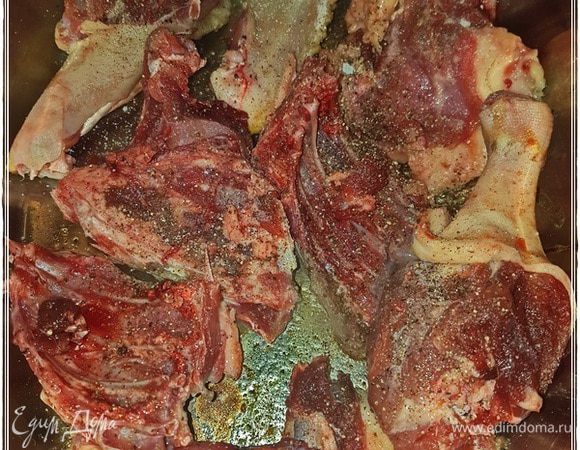 Потом перец. Лучше всего крупнопомолотым из мельницы. Сколько? А тут уже зависит от вас. Как любите, так и делайте.
Что еще? Мы больше не положили ничего. А вариантов множество, все, повторюсь, зависит только от ваших вкусов и пристрастий.
