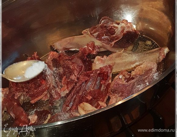 Куски утки выкладываем на дно кастрюли. Посолить не забудьте.