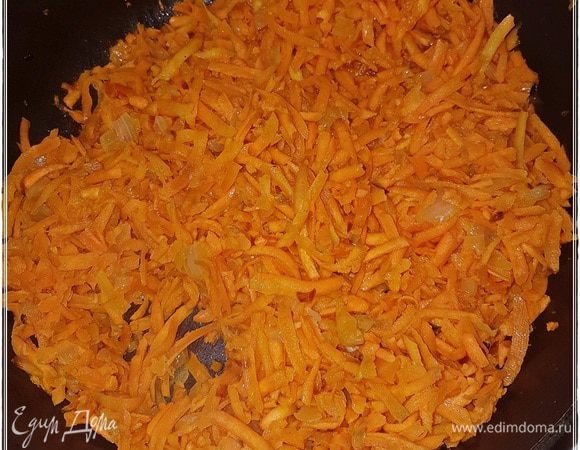 Как только морковь помягчеет, даст немного первого сока, только совсем немного, потушите еще минуток пять. Она не должны быть совсем готова. Но мягкости добиться надо.