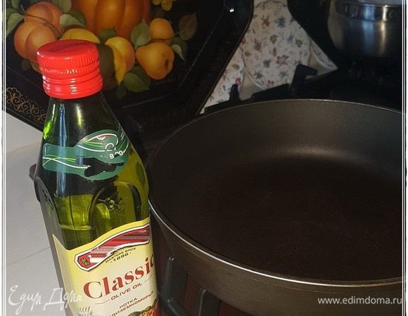 Немного растительного масла. Оливковое тут вполне подойдет. Потому что особенной температуры нагонять не надо.