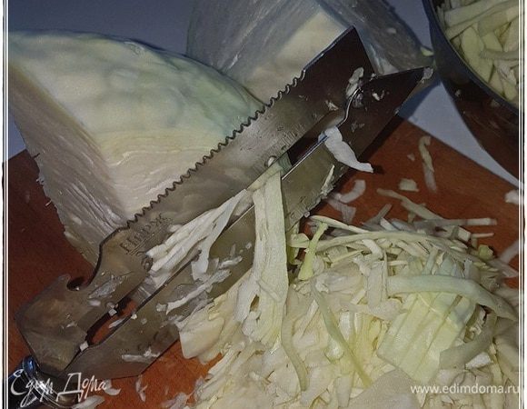 Чем капуста хороша? Конечно, фраза «… и поставить на стол не стыдно, а съедят — не жалко» прочно заняла свое место в фольклоре, но что поделать, овощ это такой — и вкусный, и сытный, помимо универсальности.
В этот раз капусту взяли свежую, запасов квашеной в этом году мы не сделали, а то, что делаем, или «из под руки» съедается в виде салатов, или на щи кислые идет. Хотя согласен, тут бы квашеная была более уместна.
Но что имеем, то и едим.
Вот таким ножиком очень удобно капусту шинковать. И быстро, и калибровано получается.

